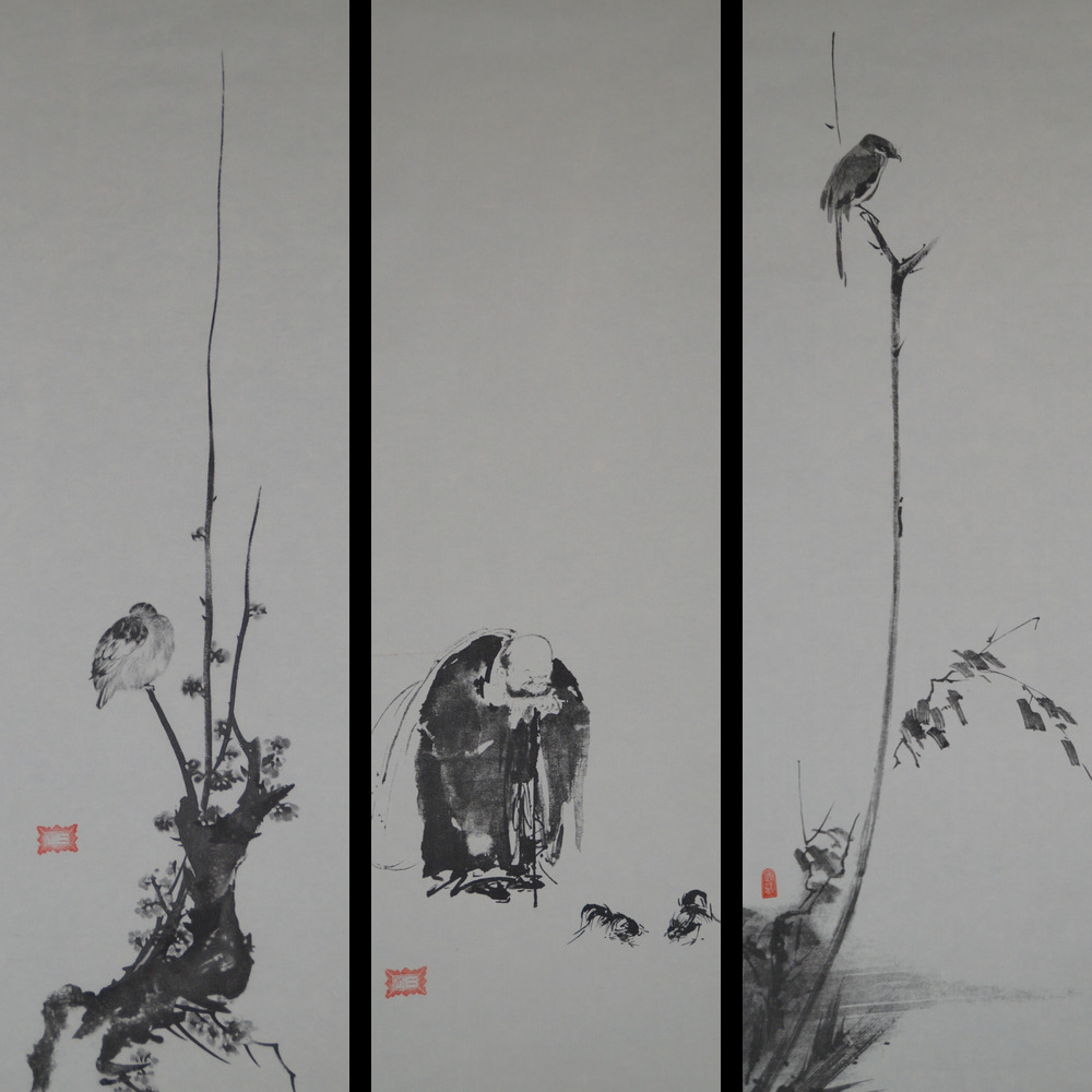 Die drei Triptychon-Drucke nach Miyamoto Musashi nebeneinander mit Spatz am Pflaumenzweig, Hotei mit kaempfenden Hahnen und Wuerger am Schilfhalm