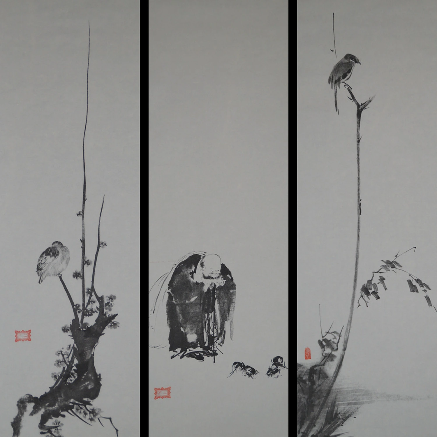 Die drei Triptychon-Drucke nach Miyamoto Musashi nebeneinander mit Spatz am Pflaumenzweig, Hotei mit kaempfenden Hahnen und Wuerger am Schilfhalm