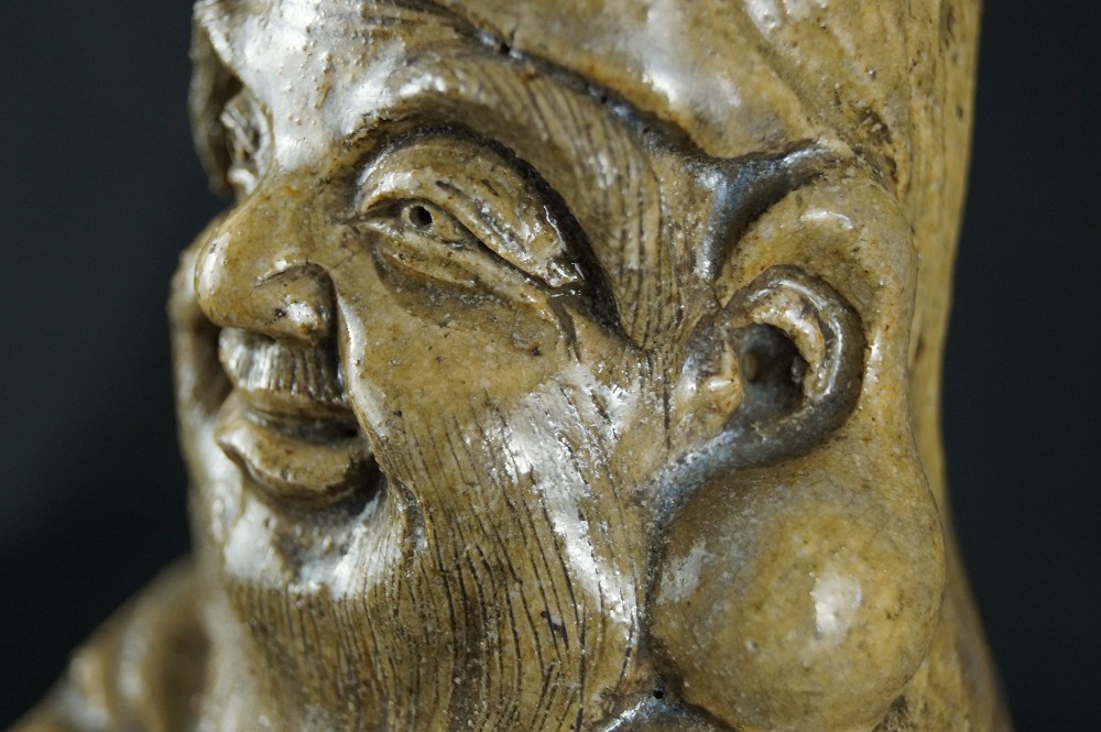 Figura de Jurojin detalle del rostro primer plano 2