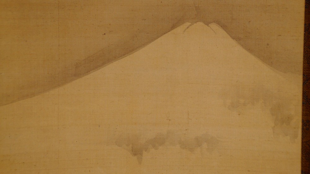 Nahaufnahme des schneebedeckten Fuji-Gipfels mit Wolkenbaendern
