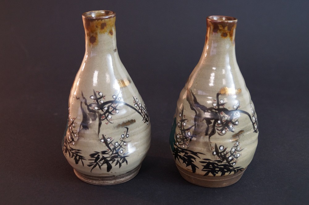 Side view of the set with iridescent glaze in beige and brown tones