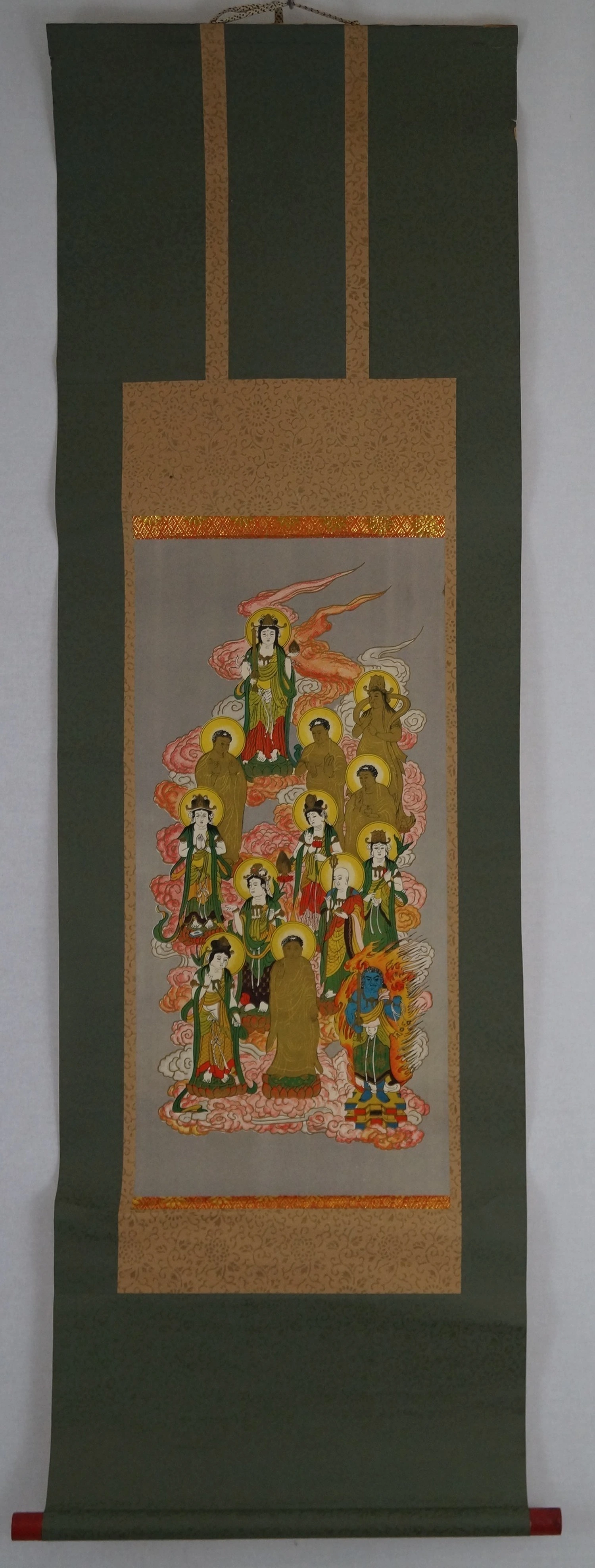 Die 13 Buddhas Gesamtansicht des Rollbilds mit gruener Stoffmontierung Gesamtansicht Rollbild