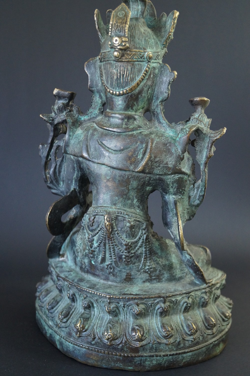 Figura cinese del Buddha in bronzo, vista posteriore