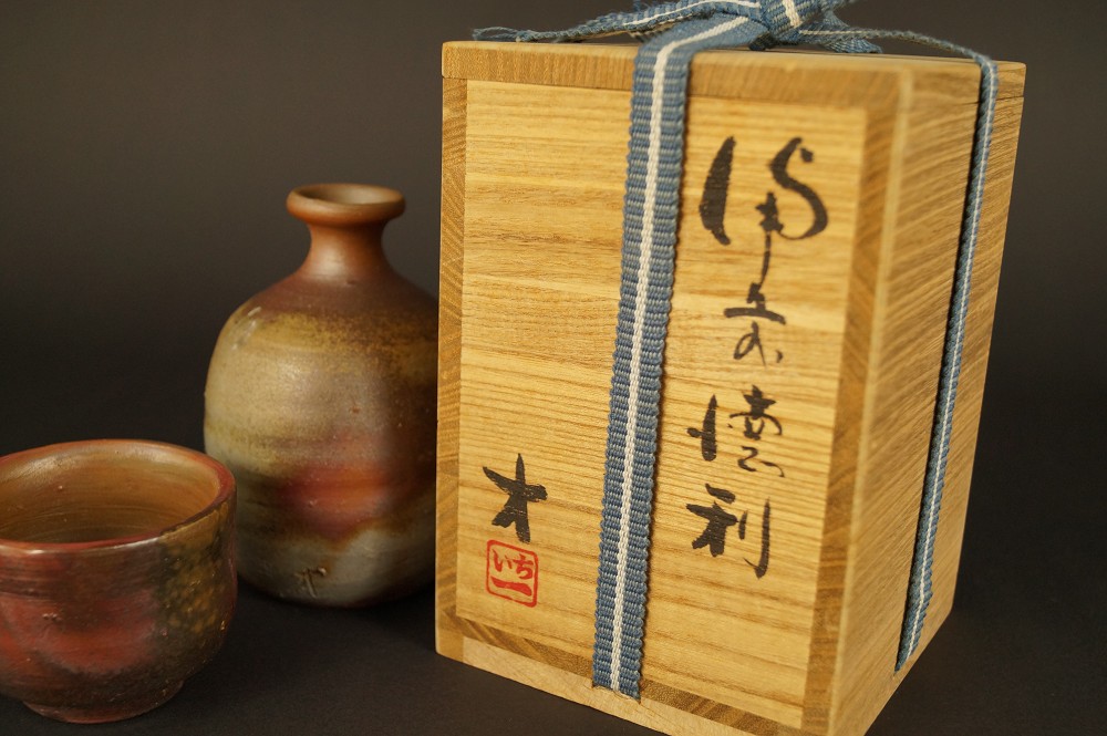 Bizen Tokkuri-Set mit Guinomi Set mit Aufbewahrungsbox mit Kordel