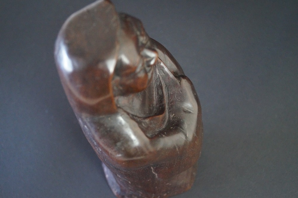 Bodhidharma Daruma figure en bois dur gros plan de la tête