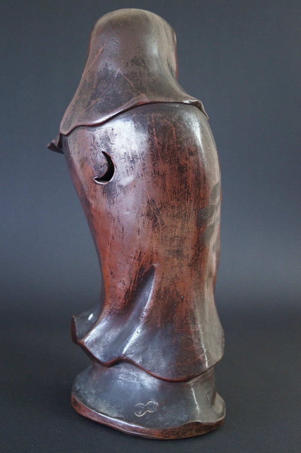 Bodhidharma Daruma Figur aus Bizen Keramik Rueckansicht