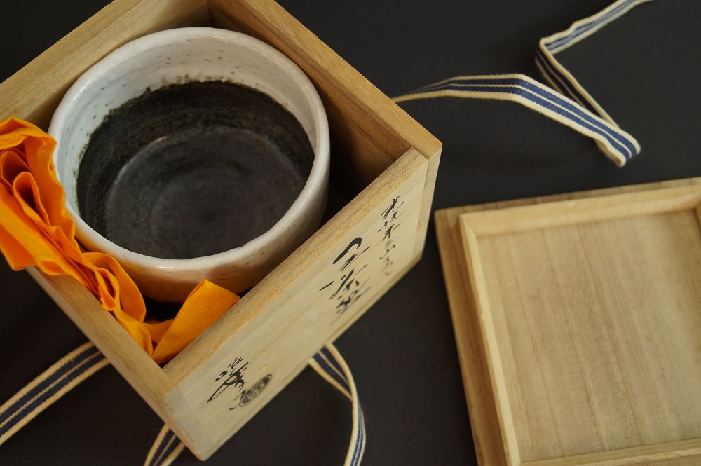 Chawan motif Fuji-San en céramique Raku par Shoraku Sasaki Chawan dans la boîte de rangement