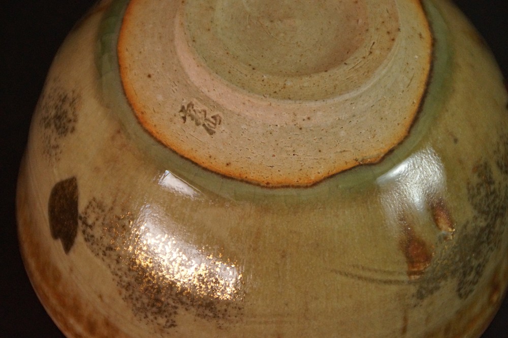 Nahaufnahme des Bodens mit eingeritzter Kuenstlermarke des Chawan