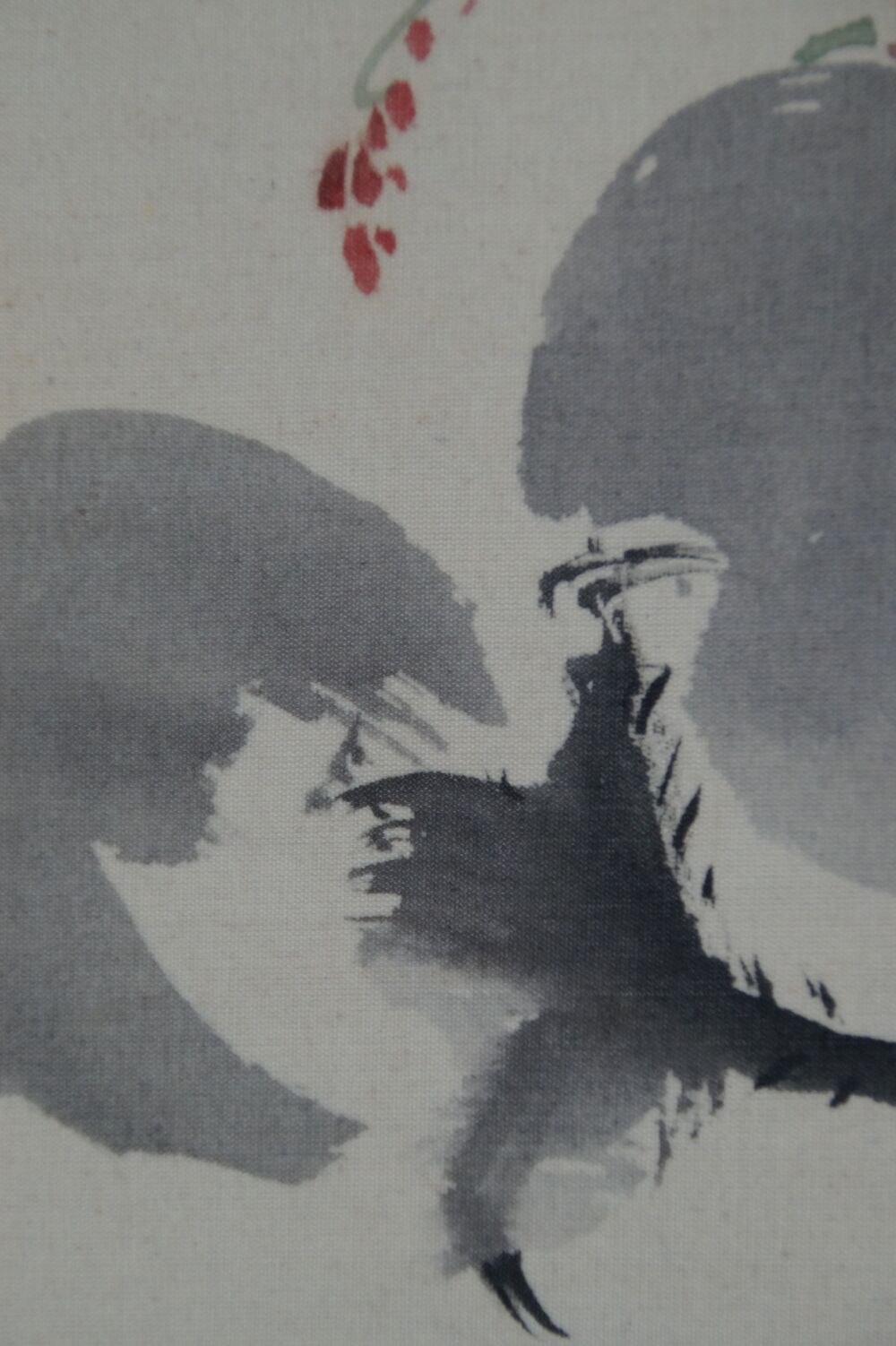 Weitere Nahaufnahme der beiden Auberginen mit rotem Zweig im Kakemono Japanische Aubergine
