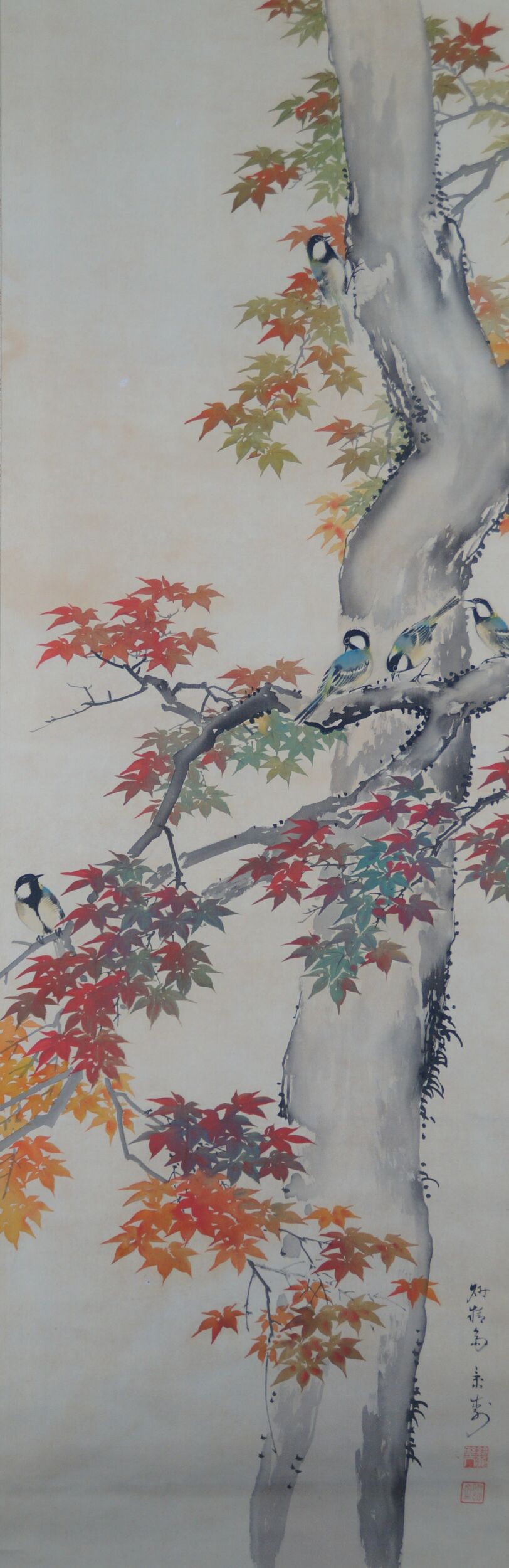 Autre vue du motif d'ensemble avec tronc d'arbre, quatre oiseaux et feuilles d'érable colorées dans le Kakemono Oiseaux dans l'érable automnal, sans montage