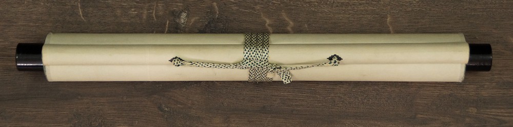 Zusammengerolltes und mit Kordel verschnuertes Kakemono mit Jikusaki aus Holz