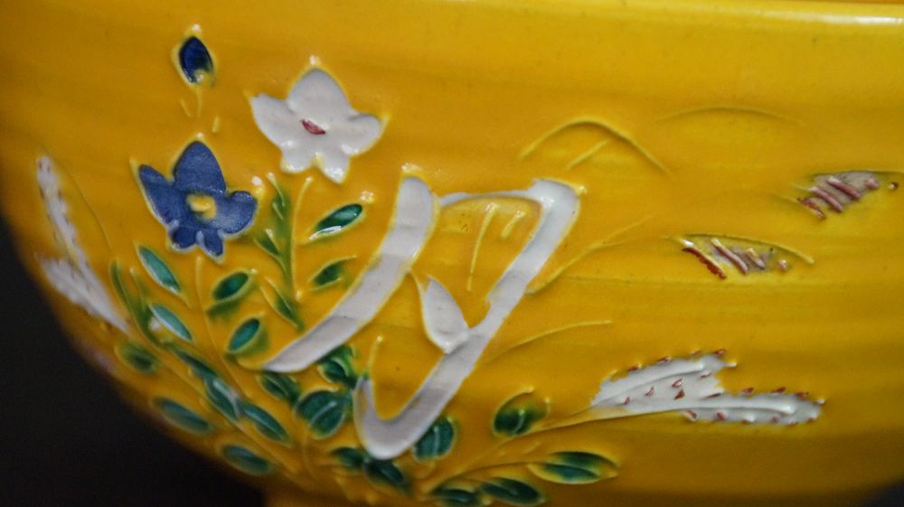 Nahaufnahme des bemalten Bluetenmotivs mit weiss aufgetragenem Schriftzeichen der Chawan aus Kyoto-Keramik