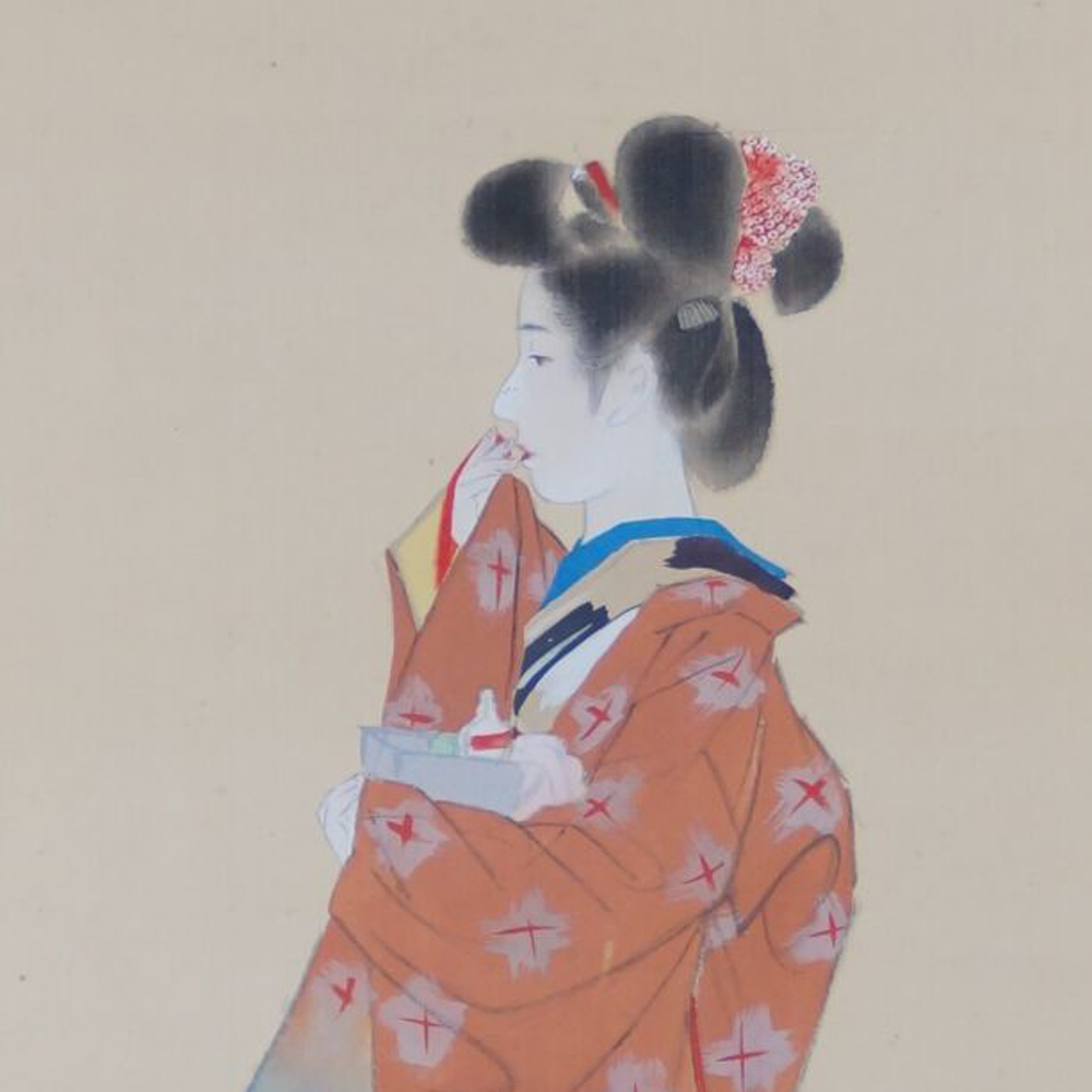 Nahaufnahme des Gesichts und der Frisur mit Kamm und Schminkutensilien im Kakemono Schoenheit im Kimono