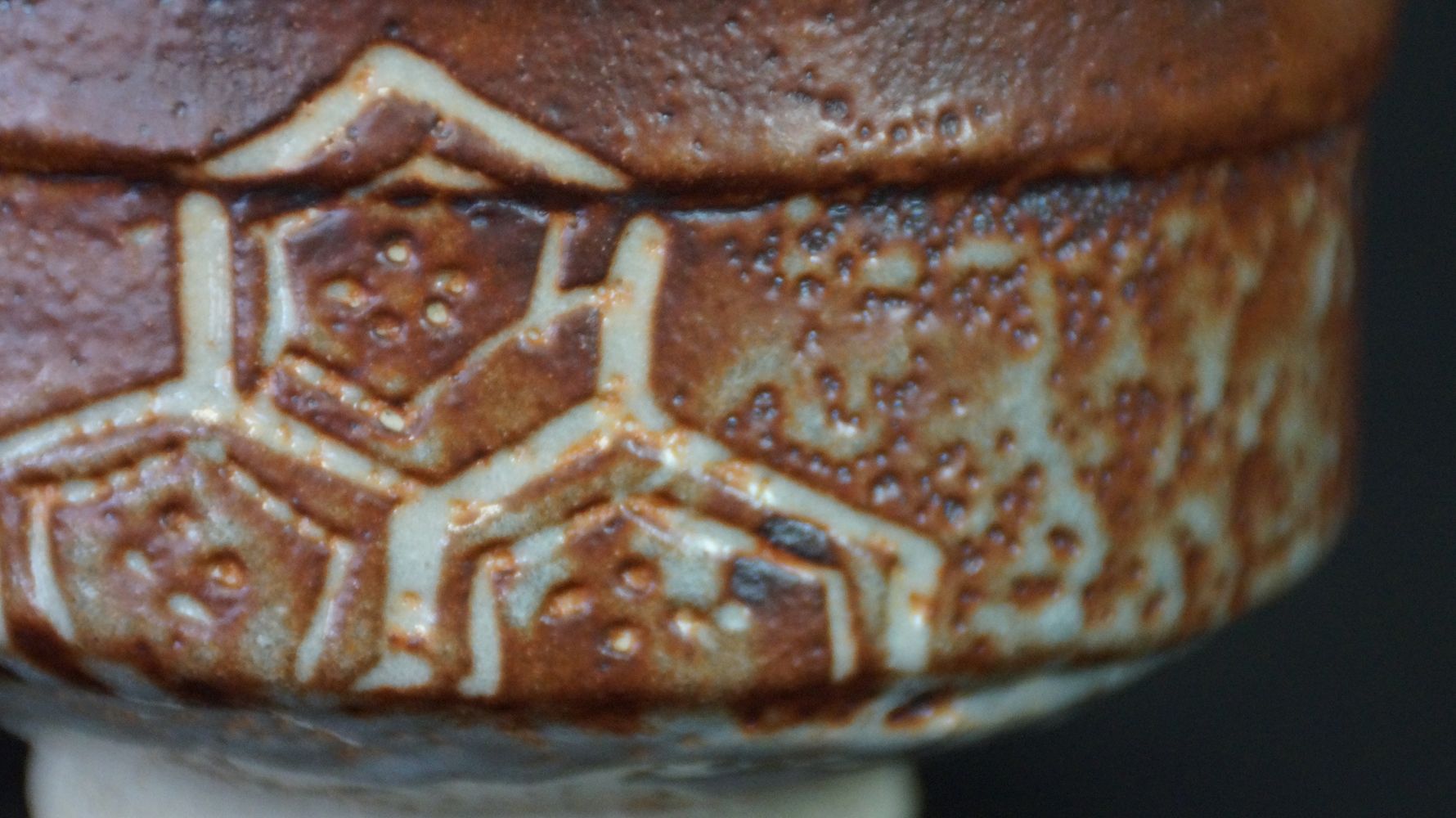 Extreme Nahaufnahme des eingeritzten Sechseckmusters der Chawan Teeschale aus Shino-Keramik