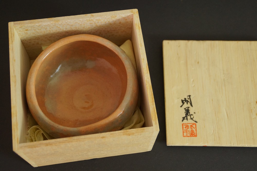 Chawan nella scatola di conservazione foderata di carta velina accanto al coperchio con iscrizione