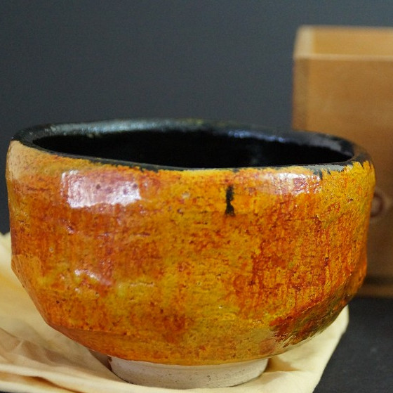 Chawan aus Tobe-Keramik von Haryoku mit bernsteinfarbener Glasur vor der Aufbewahrungsbox