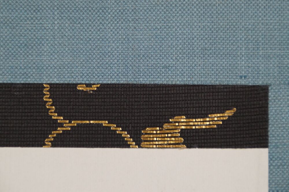 Detailansicht der tuerkisfarbenen Seidenmontierung mit schwarz-goldenem Brokatrand des Kakemono Kalligrafie Schnee