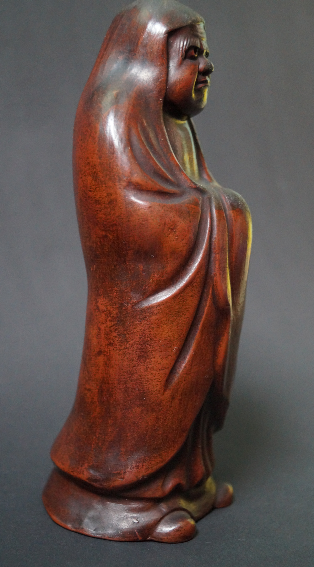 Bodhidharma Daruma Figur aus Bizen-Keramik Seitenansicht 2