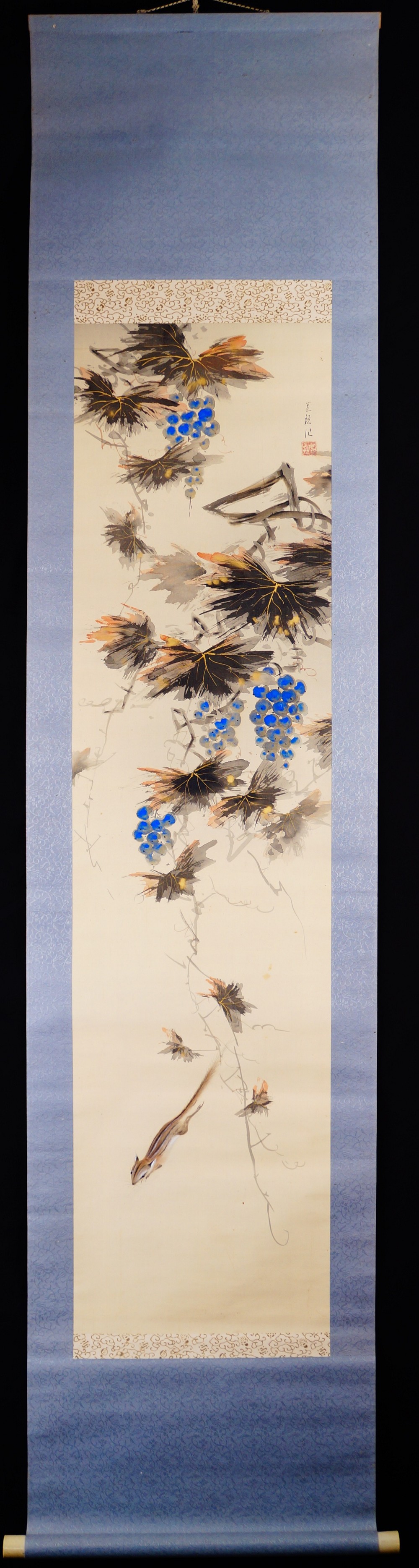 Weinranken mit Streifenhoernchen als Kakemono von Sano Mitsuho in der Gesamtansicht mit hellblauer Randmontierung
