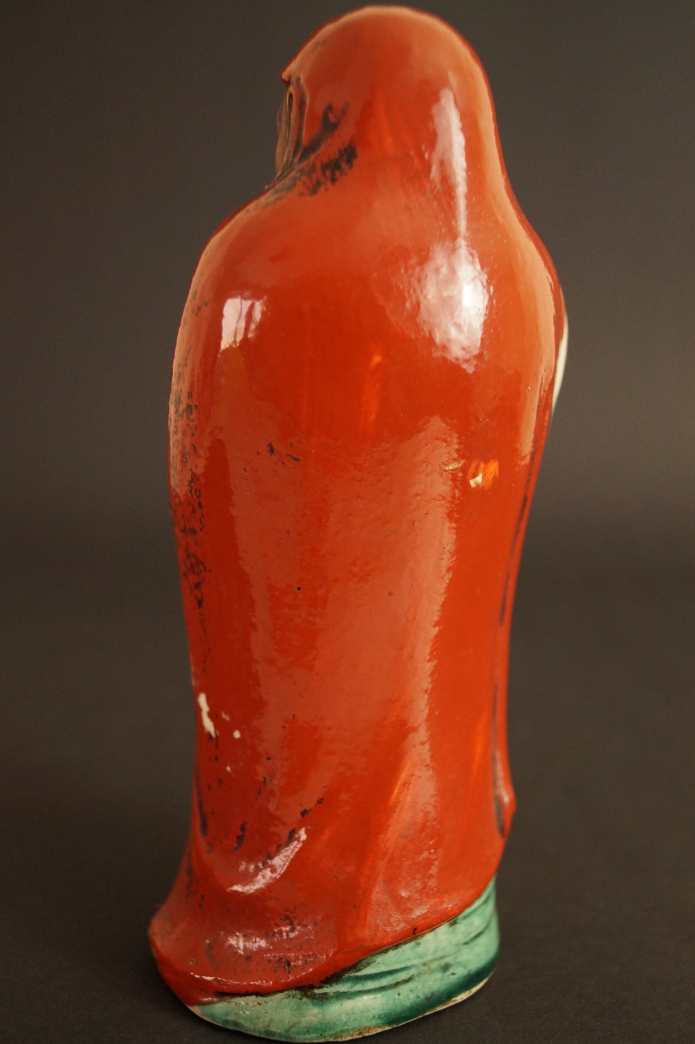 Bodhidharma Daruma Figur aus rotem Kutani-Porzellan Rueckansicht der roten Kapuze Rueckansicht