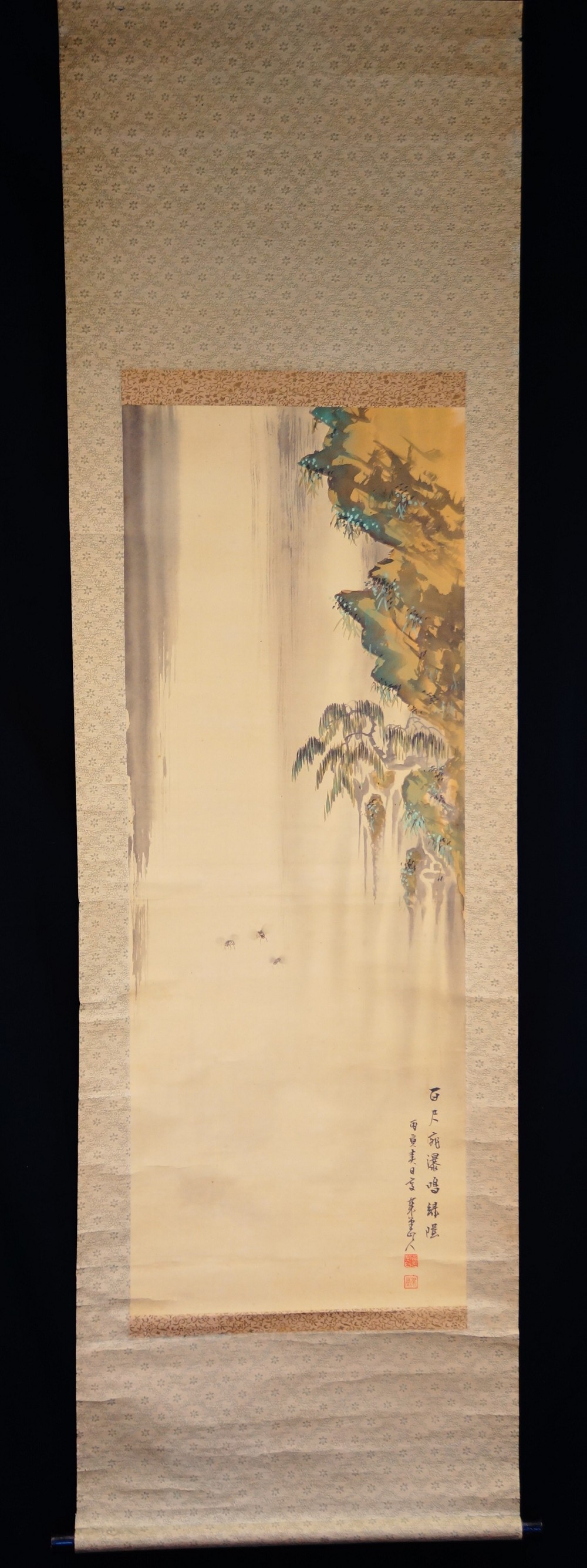 Gesamtansicht des Kakemono mit Wasserfall, Felsklippe und Bienen von Jodo, aufgehaengt mit Aufhaengeschnur