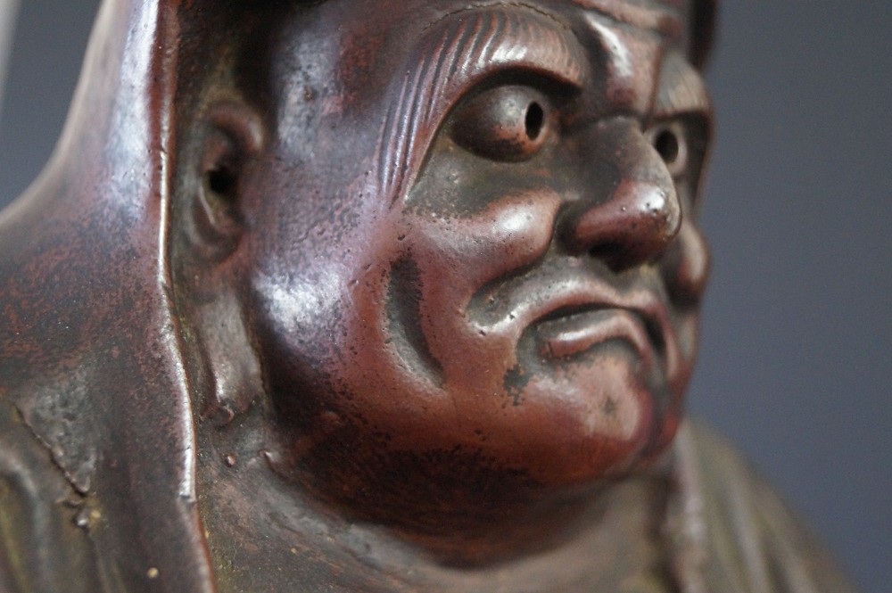 Bodhidharma Daruma Figur aus Bizen Keramik Gesicht Nahaufnahme 3