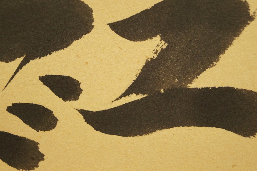 Kalligraphie Gelbe Blume und purpurne Blaetter Pinselfuehrung Nahaufnahme
