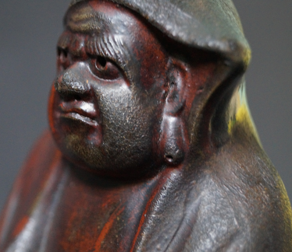 Bodhidharma Daruma Figur aus Bizen-Keramik Kopf Nahaufnahme 1