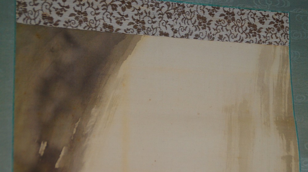 Detail der gemusterten Seidenmontierung des Kakemono