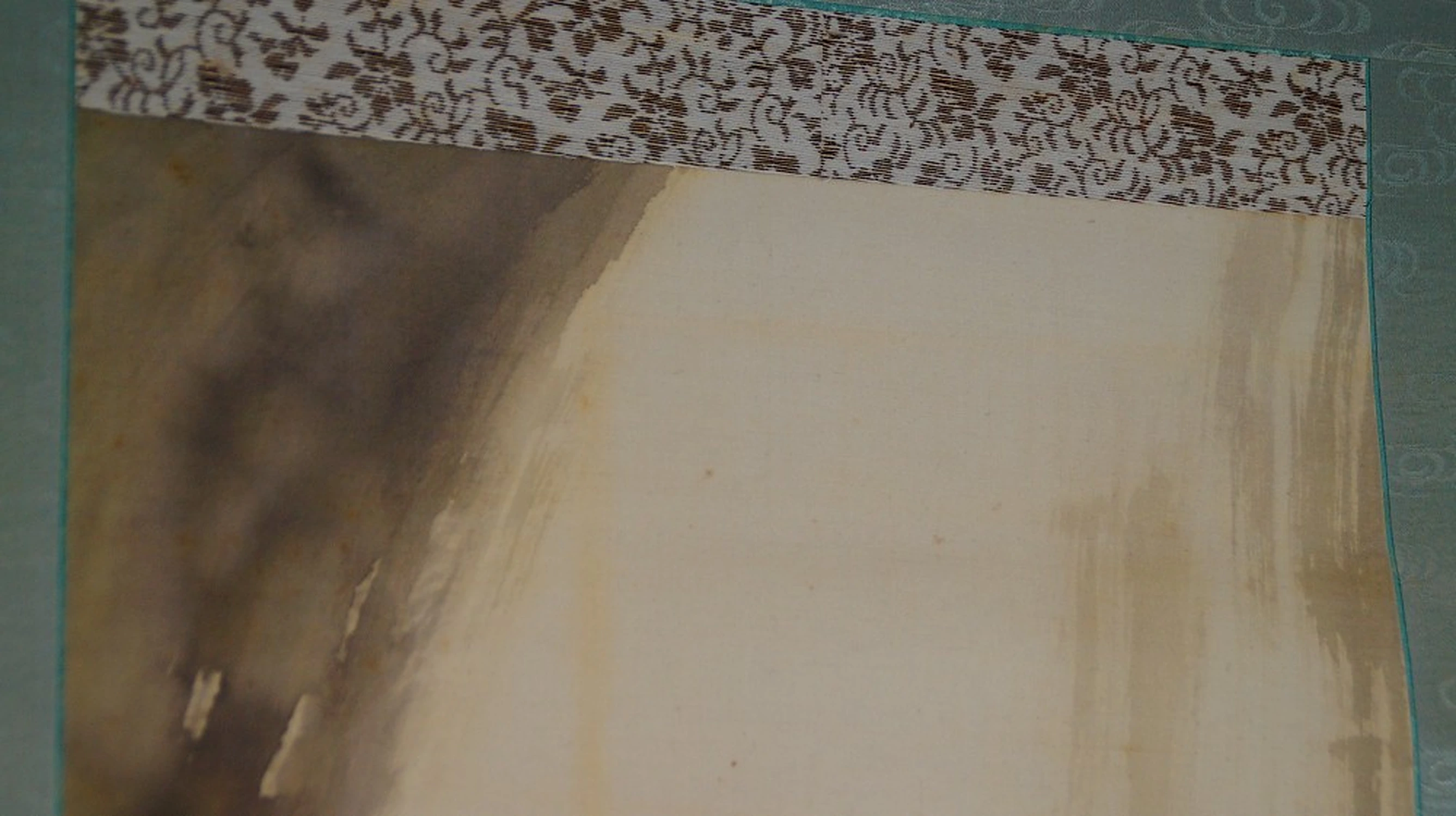 Detail der gemusterten Seidenmontierung des Kakemono