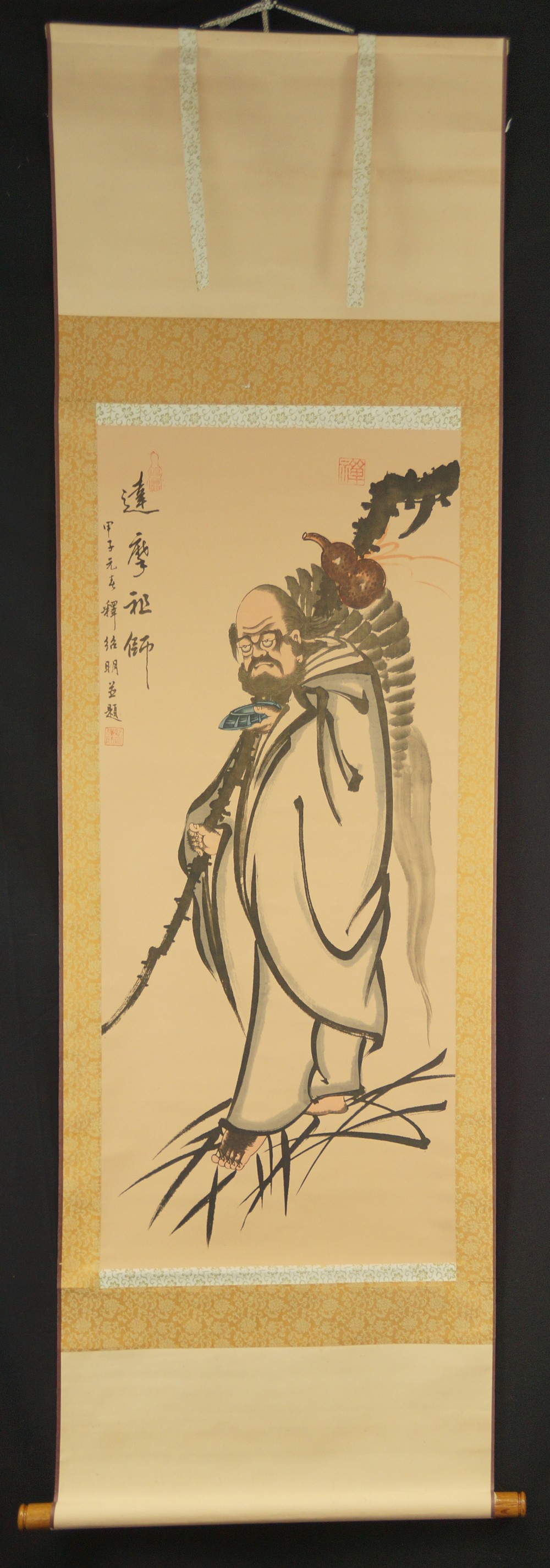 Gesamtansicht des haengenden Kakemono mit Bodhidharma, Faecher und Kuerbisflasche