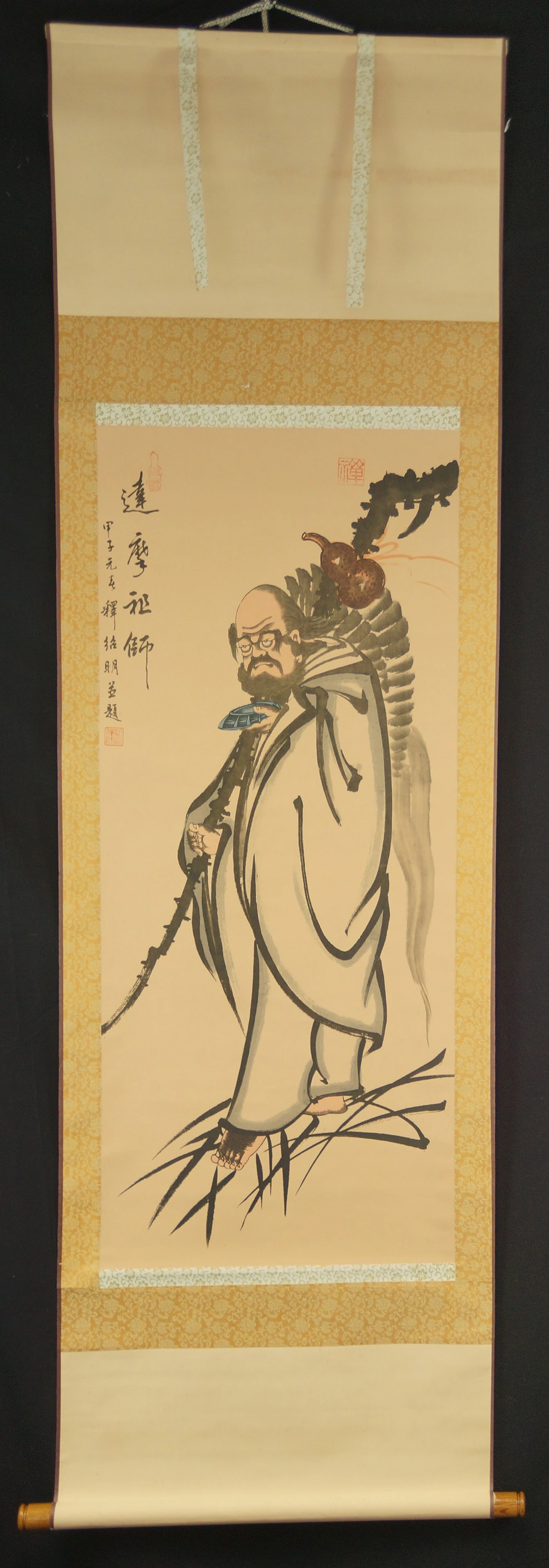 Gesamtansicht des haengenden Kakemono mit Bodhidharma, Faecher und Kuerbisflasche