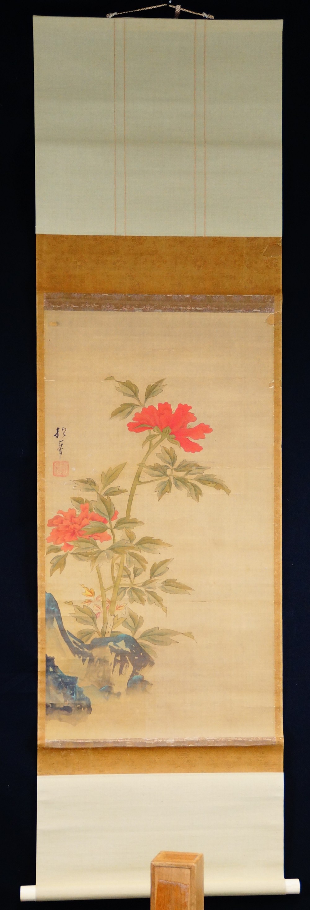 Gesamtansicht des Kakemono mit rot bluehenden Pfingstrosen auf einem Fels von Sakai Hoitsu, aufgehaengt mit Aufhaengeschnur
