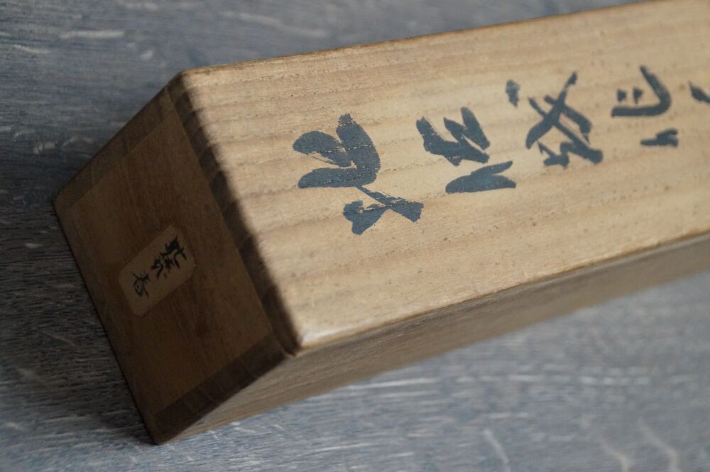 Coperchio della scatola di conservazione con iscrizione calligrafica ed etichetta di carta del kakemono dama in kimono presso lo stagno del giardino