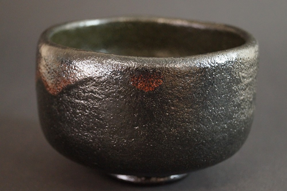 Chawan in ceramica Raku di Shien Takeda vista frontale
