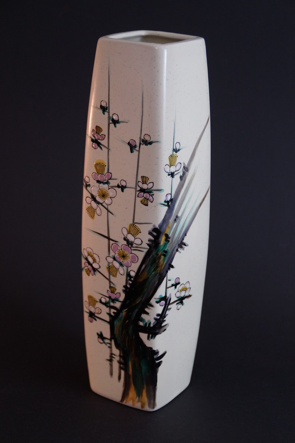 Kutani Vase mit Pflaumenblutenmotiv Frontalansicht