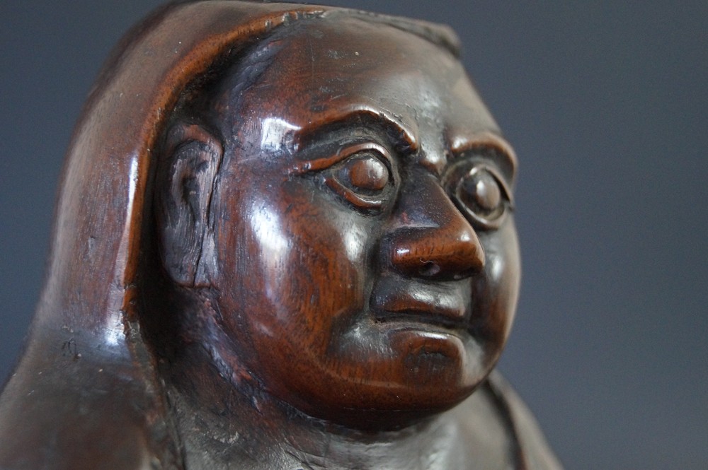 Bodhidharma Daruma figure en bois dur gros plan visage 1