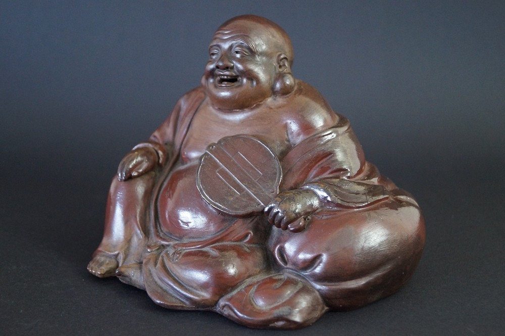 Hotei Figur aus Bizen Keramik Frontalansicht