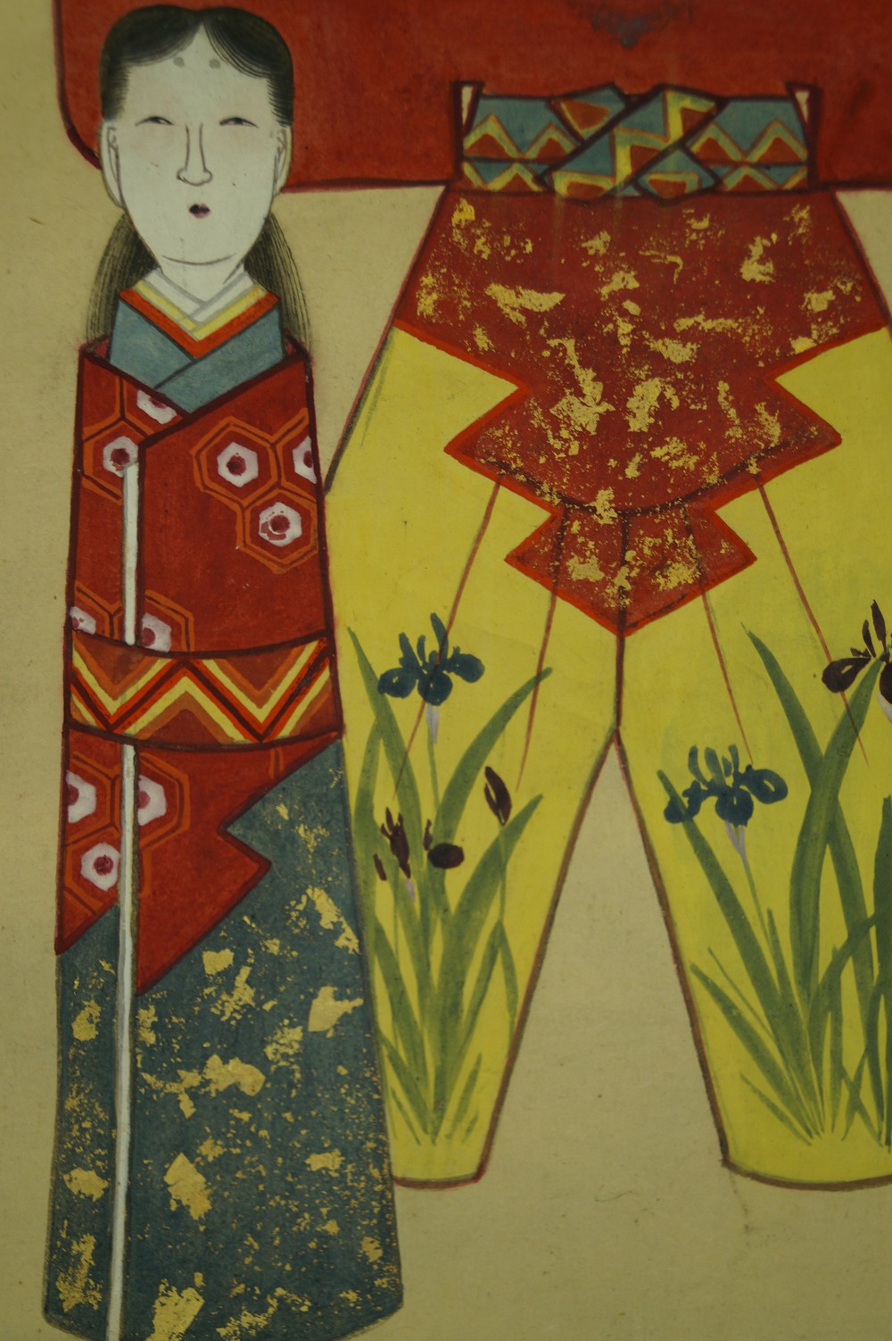 Hina Puppen mit Pflaumenblueten und Vase Gewand-Motiv Nahaufnahme
