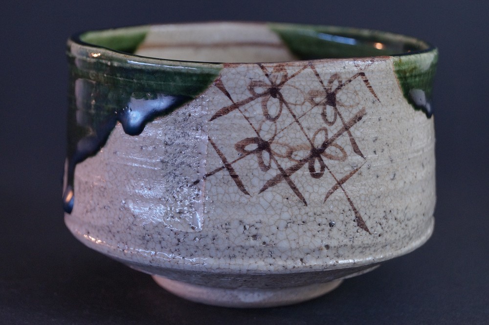 Bol à thé Oribe Chawan par Tetsuzan Matsumoto motif gros plan
