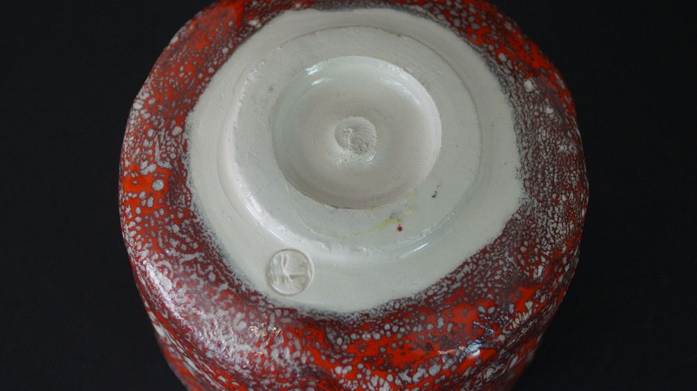 Detailansicht des Standfusses mit eingepraegtem Kuenstlersiegel der Chawan Teeschale aus Minoh-Keramik