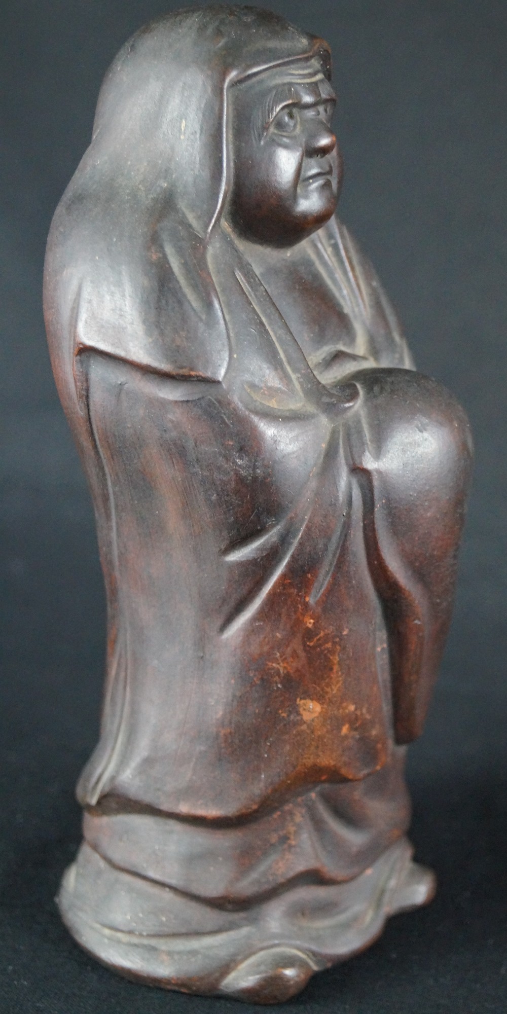 Bodhidharma Daruma grimmiger Blick Bizen Keramik Seitenansicht 2