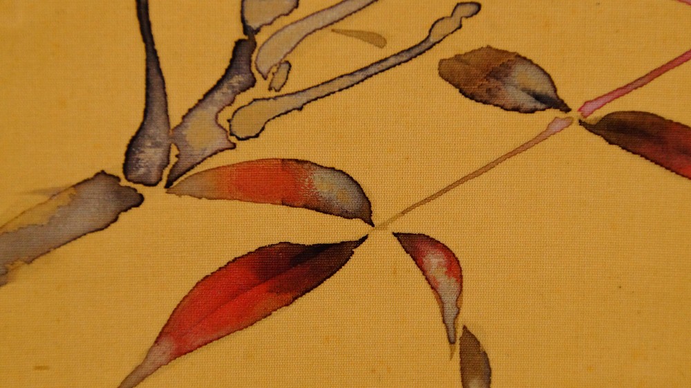 Nahaufnahme der rotbraun gefaerbten Nandinablaetter im Kakemono Naturstille von Mikami Kyokuho
