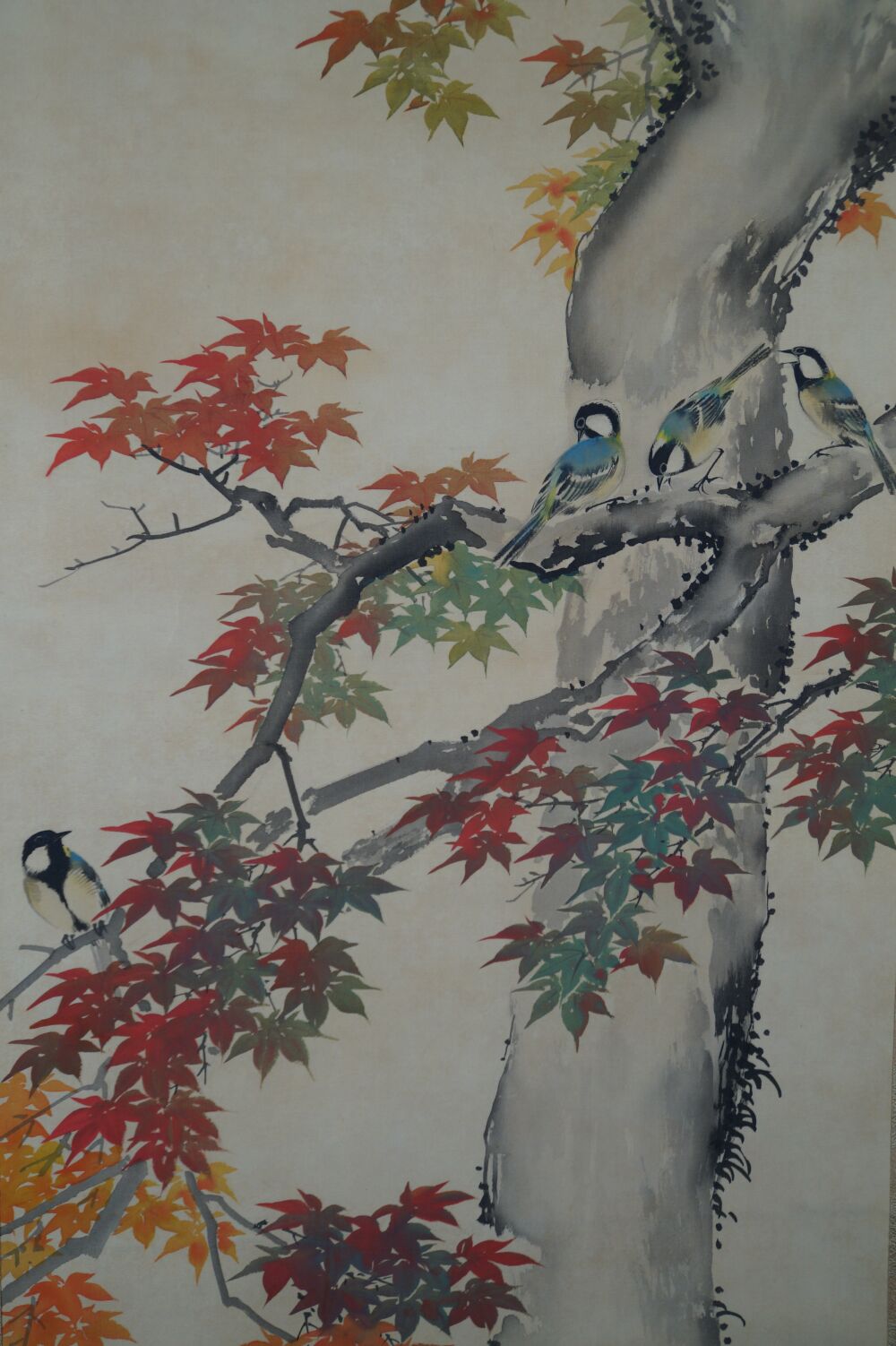 Autre vue du motif d'ensemble avec tronc d'arbre, oiseaux et feuilles d'érable aux couleurs automnales dans le kakemono Oiseaux dans l'érable automnal, sans montage