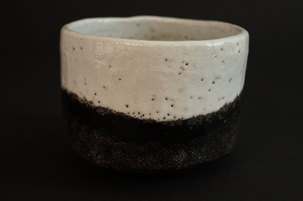 Chawan motif Fuji-San en céramique Raku par Shoraku Sasaki vue de côté 1