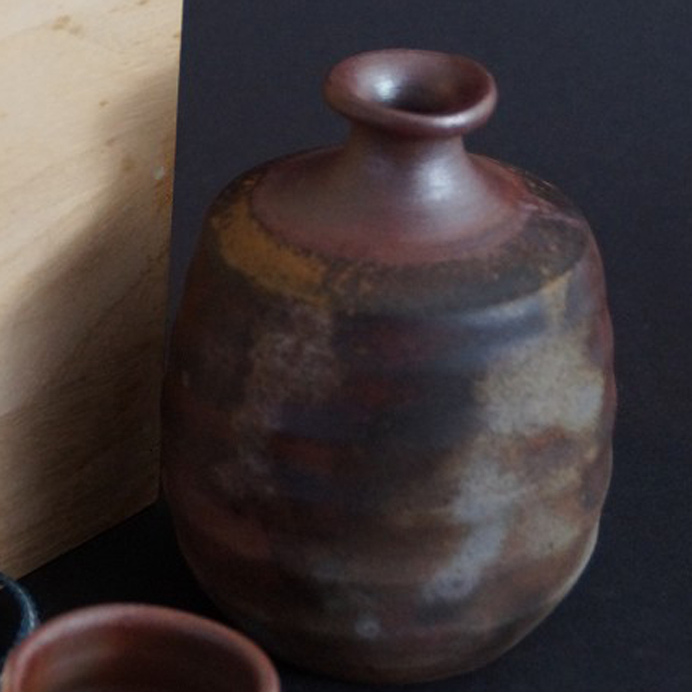 Vorschau-Nahaufnahme der Bizen Sake Flasche mit Aufbewahrungsbox im Hintergrund