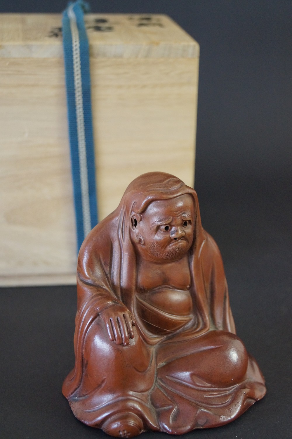 Figura de Bodhidharma vista frontal con caja de conservación 2