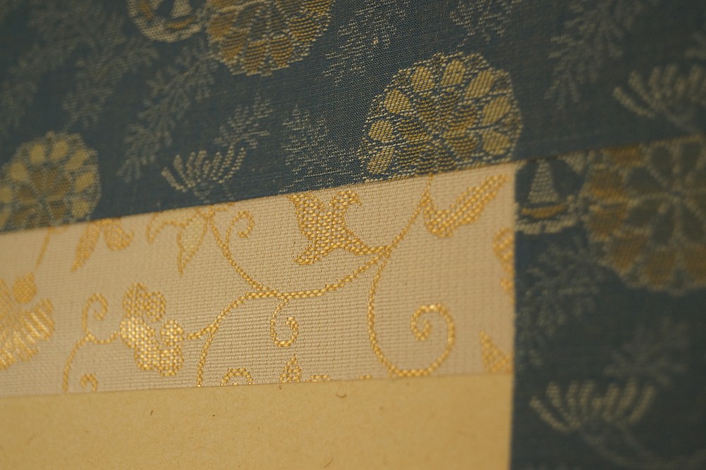 Kalligraphie Gelbe Blume und purpurne Blaetter Montierungsdetail