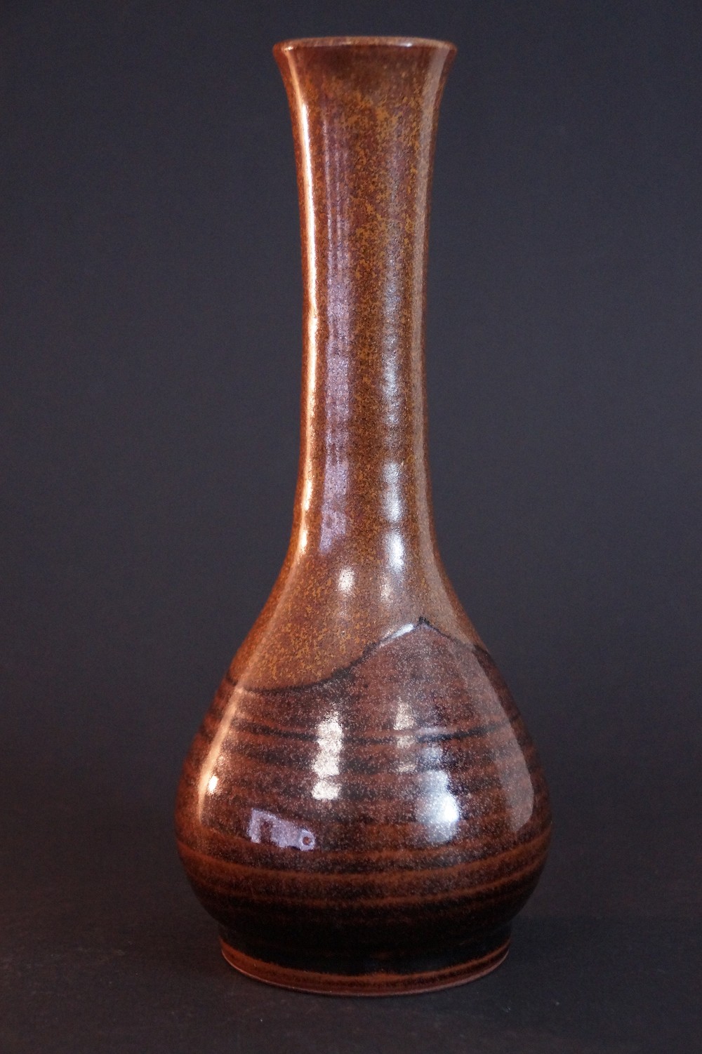 Seitenansicht der Tanba Vase mit changierender rotbrauner Ascheanflug-Glasur