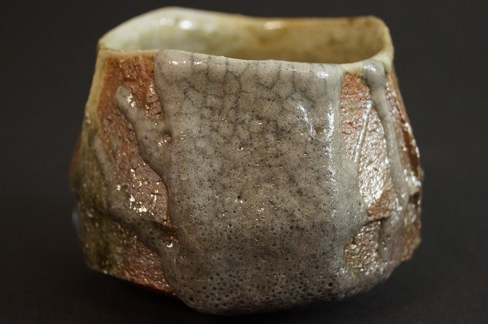 Czarka chawan Tanba autorstwa Tsuyoshi Uenaka widok z boku 2